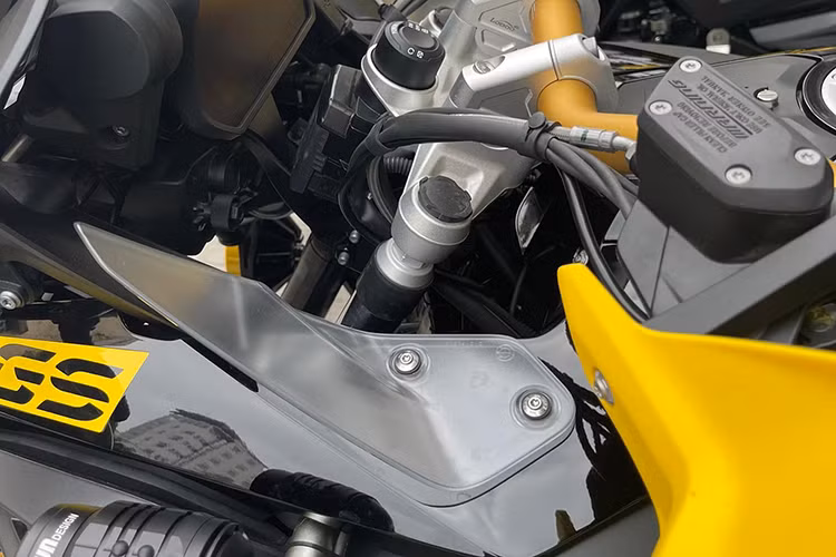 Các trang bị tiêu chuẩn khác của xe có thể kể đến hệ thống treo điện tử Dynamic ESA, phuộc trước dạng hành trình ngược kết hợp giảm xóc lò xo trụ thủy lực, mang đến sự êm ái tuyệt vời khi vận hành.