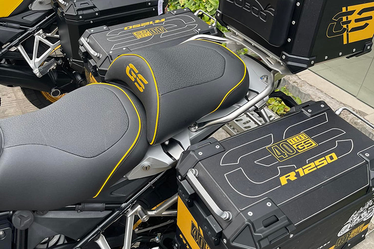 Ngoài ra, xe còn sở hữ công nghệ giúp người lái như; hỗ trợ đổ đèo, hỗ trợ khởi hành ngang dốc và một số tính năng khác. Các thông tin này đều được hiển thị rõ ràng trên màn hình màu TFT kích thước 6.5 inch của xe.