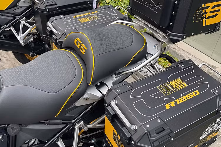 Ngoài ra, xe còn sở hữ công nghệ giúp người lái như; hỗ trợ đổ đèo, hỗ trợ khởi hành ngang dốc và một số tính năng khác. Các thông tin này đều được hiển thị rõ ràng trên màn hình màu TFT kích thước 6.5 inch của xe.