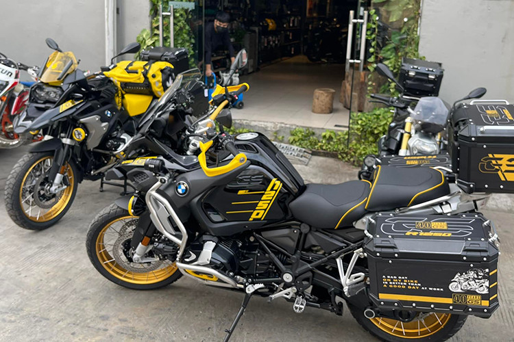 Dù là phiên bản nào, R1250GS vẫn có trái tim là động cơ Boxer, dung tích 1.254cc, sản sinh công suất 136 mã lực tại tua máy 7.750 vòng/phút và mômen xoắn cực đại 143 Nm tại tua máy 6.250 vòng/phút. Sức mạnh này được truyền đến bánh sau qua trục các-đăng.