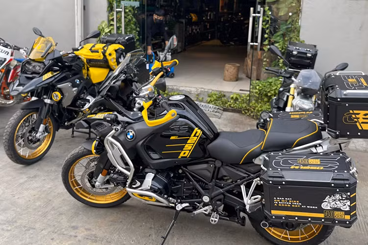 Dù là phiên bản nào, R1250GS vẫn có trái tim là động cơ Boxer, dung tích 1.254cc, sản sinh công suất 136 mã lực tại tua máy 7.750 vòng/phút và mômen xoắn cực đại 143 Nm tại tua máy 6.250 vòng/phút. Sức mạnh này được truyền đến bánh sau qua trục các-đăng.