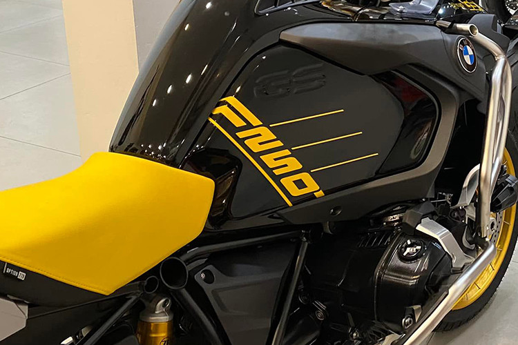 Xe vẫn giữ thiết kế đèn pha bất đối xứng đặc trưng, bản GS có kính chắn góp nhỏ màu vàng, trong khi bản GSA có kính chắn gió lớn hơn. Bình xăng của bản GS 40 Years GS Edition có dung tích 20 lít, bản GSA sẽ trang bị bình xăng 30 lít cho khả năng đi đường dài tốt hơn.