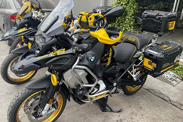 So với phiên bản thường, phiên bản kỷ niệm BMW R1250GS Adventure 40 Years GS Edition sẽ mang trên mình màu sơn đặc biệt với hai tông màu chủ đạo là Đen Vàng cùng điểm nhấn là chi tiết ốm màu crôm ở hai bên yếm xe. Đây cũng là tông màu được sử dụng trên mẫu BMW R100GS mà BMW Motorrad cho ra đời cách đây 40 năm.