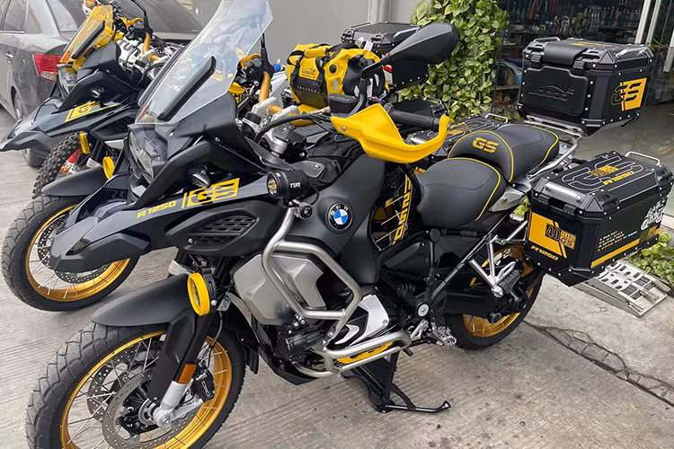 So với phiên bản thường, phiên bản kỷ niệm BMW R1250GS Adventure 40 Years GS Edition sẽ mang trên mình màu sơn đặc biệt với hai tông màu chủ đạo là Đen Vàng cùng điểm nhấn là chi tiết ốm màu crôm ở hai bên yếm xe. Đây cũng là tông màu được sử dụng trên mẫu BMW R100GS mà BMW Motorrad cho ra đời cách đây 40 năm.