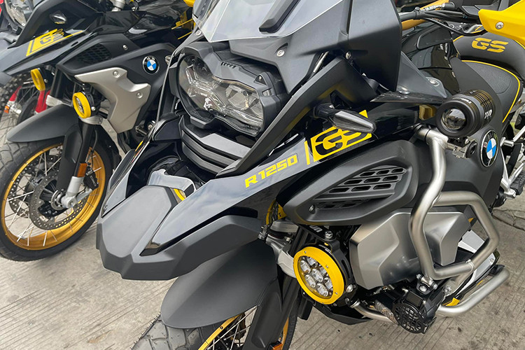 Ngoài các điểm nhấn đặc biệt được thiết kế riêng, BMW R1250GS và R1250GS Adventure 40 Years GS Edition vẫn giữ nguyên trang bị và thiết kế như bản GS 2021 đang bán ra trên thị trường hiện nay. 