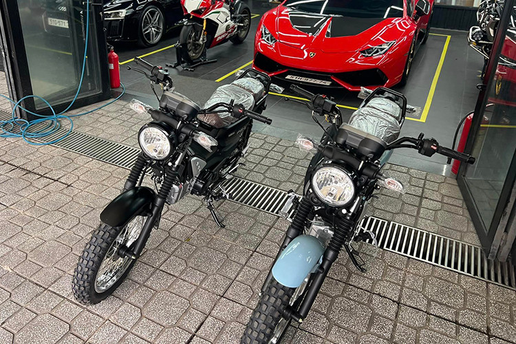 Yamaha PG-1 2024 mang thiết kế tối giản với đèn pha halogen dạng tròn cổ điển, đi cùng đồng hồ analog hiển thị tốc độ, mức số và đồng hồ nhỏ báo mức xăng. Yamaha PG-1 2024 có kích thước khá gọn gàng với thanh tay lái xe thẳng đứng, rộng, yên ngồi cao hợp lý, giúp lái xe thoải mái khi vận hành.