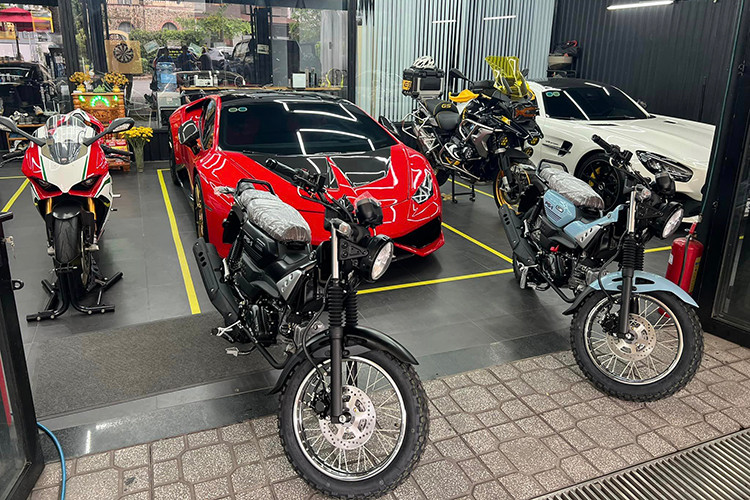 về Yamaha PG-1 2024, đây là mẫu xe máy địa hình đầy cá tính và đậm chất chơi vừa ra mắt Việt Nam hồi đầu tháng 12/2023. Xe vừa có thể sử dụng để đi lại hàng ngày trong thành phố, vừa có thể dùng để chính phục các cung đường khó trong những chuyến phượt dài ngày. 