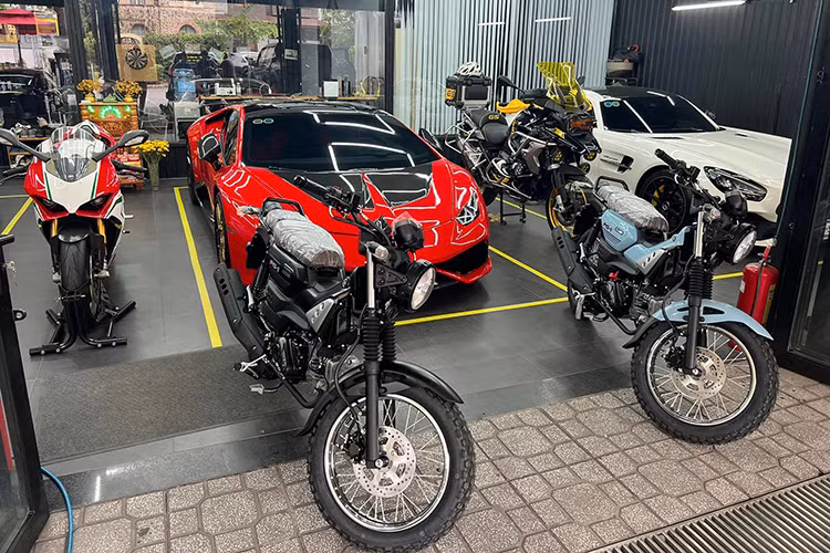 về Yamaha PG-1 2024, đây là mẫu xe máy địa hình đầy cá tính và đậm chất chơi vừa ra mắt Việt Nam hồi đầu tháng 12/2023. Xe vừa có thể sử dụng để đi lại hàng ngày trong thành phố, vừa có thể dùng để chính phục các cung đường khó trong những chuyến phượt dài ngày. 