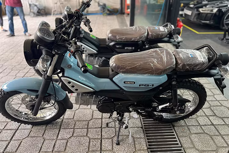 Xe máy Yamaha PG-1 2024 sở hữu kích thước dài x rộng x cao lần lượt là 1.980 x 805 x 1.050 (mm) và chiều dài cơ sở 1.280 mm. Chiều cao yên 795 mm và khoảng sáng gầm xe 190 mm. Trọng lượng xe ở mức 107 kg tính cả bình nhiên liệu dung tích 5,1 lít.