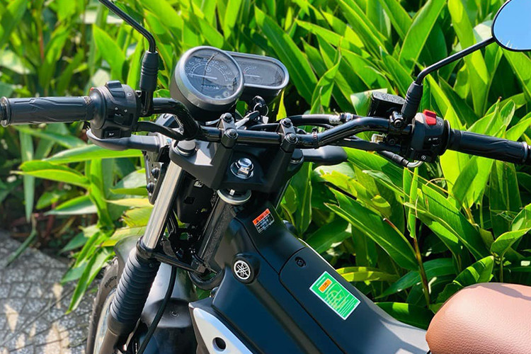 Cả hai bánh đều dùng bộ mâm nan hoa, kích thước 15 inch kết hợp với bộ lốp địa hình gai lớn. Ống xả trên Yamaha PG-1 cũng được thiết kế chạy dọc thân xe nhưng đặt thấp hơn so với các mẫu xe cùng phân khúc.