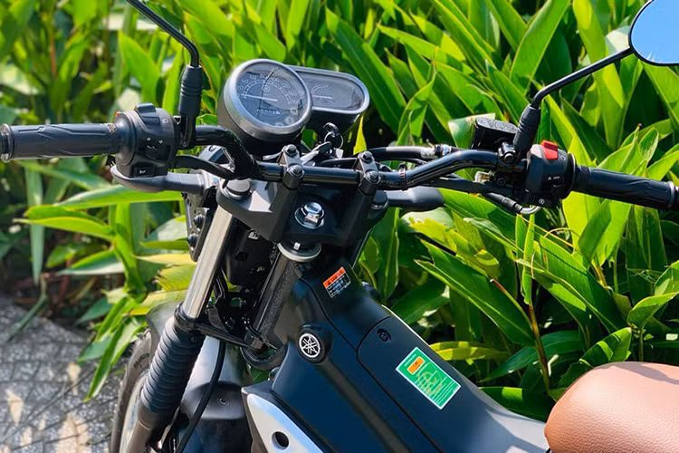 Cả hai bánh đều dùng bộ mâm nan hoa, kích thước 15 inch kết hợp với bộ lốp địa hình gai lớn. Ống xả trên Yamaha PG-1 cũng được thiết kế chạy dọc thân xe nhưng đặt thấp hơn so với các mẫu xe cùng phân khúc.