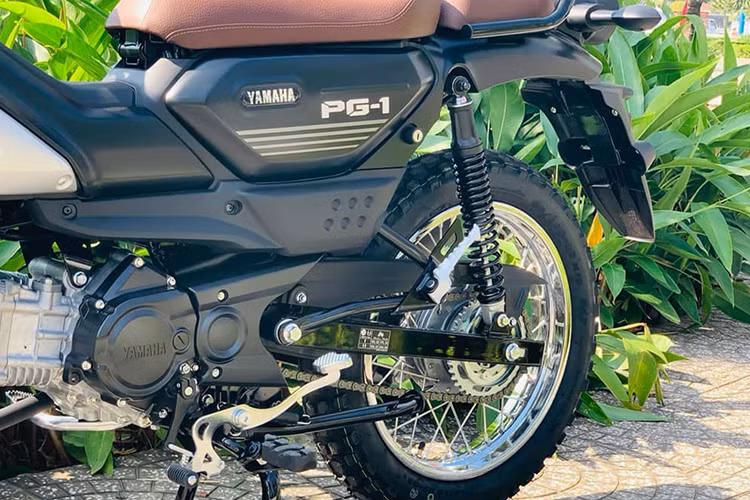 Phong cách cổ điển trên Yamaha PG-1 còn được thể hiện qua những chi tiết như cặp phuộc trước dạng ống lồng được bọc cao su. Hệ thống giảm xóc phía sau gồm 2 lò xo trụ giảm chấn.