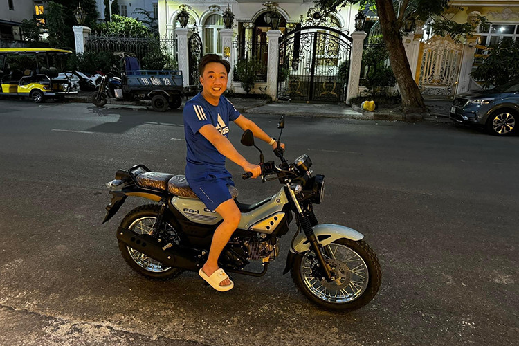 Trên trang cá nhân của mình, Cường Đô la viết nội dung đi kèm hình ảnh gia đình và chiếc xe máy Yamaha PG-1 2024 mới, "Chắc thấy mình hay đạp xe nên thương tặng mình chiếc xe máy này". 