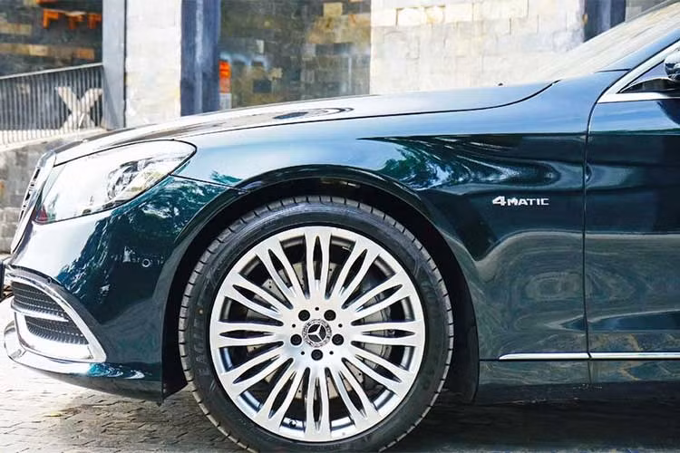 Mâm xe có nhiều sự lựa chọn khác nhau với kích thước tùy chọn từ 17 – 20 inch được thiết kế dạng đa chấu nhưng sang trọng và đẳng cấp hơn. Dòng chữ "Maybach" cũng xuất hiện trên nắp cốp và 4 ống xả với khung mạ crôm kéo dài theo chiều rộng của đuôi xe. 