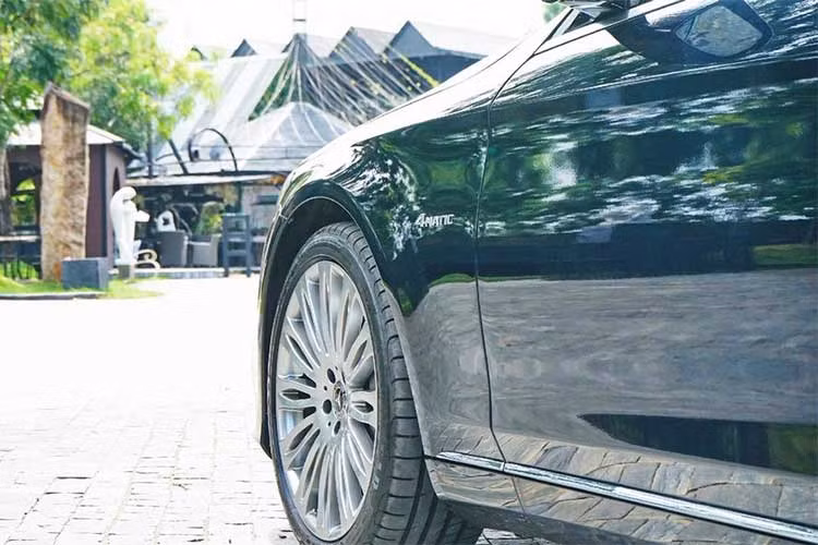 Mercedes-Maybach S450 4Matic 2018 không có khác biệt nhiều so với những mẫu Mercedes-Maybach khác. Xe sở hữu một số thay đổi đáng chú ý như lưới tản nhiệt có 3 thanh kép nằm ngang và 1 thanh dọc ở giữa, đằng sau các thanh ngang là những thanh dọc mạ crôm bổ sung.