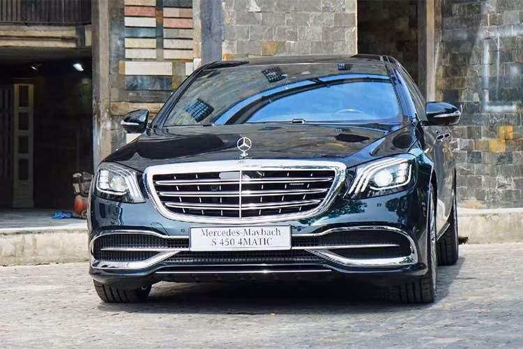 Mặc dù chưa ra mắt chính thức nhưng những hình ảnh đầu tiên của dòng sedan hạng sang Mercedes-Maybach S450 4MATIC mới đã được một số đại lý tung ra những hình ảnh chi tiết nhất, theo đó cho thấy khá đầy đủ các chi tiết nội – ngoại thất của dòng xe sang nhà Mercedes này tại Việt Nam.