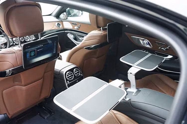 Điểm nhấn của Mercedes-Maybach S450 4Matic phiên bản 2018 là được trang bị động cơ V6 3.0L đạt công suất 367 mã lực tại 5.500-6.000v/ph, mô-men xoắn 500Nm tại 1.800-4.500v/ph. Sức mạnh được truyền tới cả 4 bánh thông qua hộp số tự động 9 cấp 9G-TRONIC, dẫn động cầu sau.