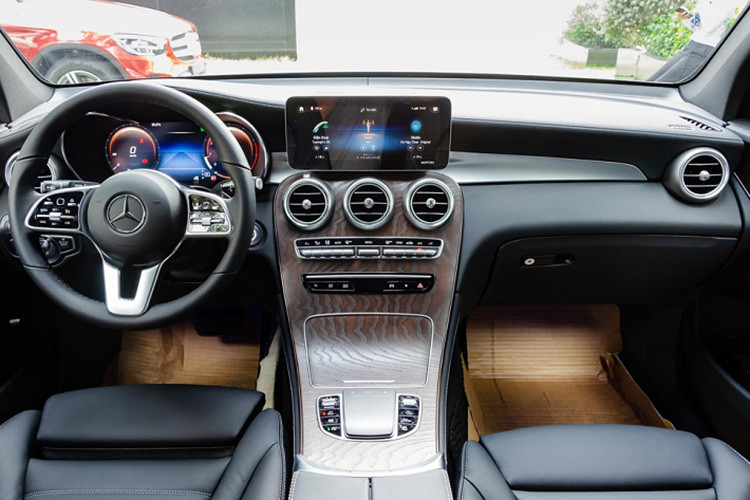 Xe được trang bị vô lăng 3 chấu thiết kế mới với nút cảm ứng và lẫy chuyển số, màn hình giải trí trung tâm kích cỡ 10,25 nay đã có giao diện MBUX mới nhất của hãng xe Đức với hỗ trợ điều khiển giọng nói. Ngoài ra, nội thất xe cũng sang trọng hơn bản GLC 200 nhờ các trang bị nổi bật như bảng đồng hồ dạng kỹ thuật số kích cỡ 12,3 inch, hệ thống âm thanh vòm 13 loa Burmester 590W, sạc không dây chuẩn Qi, ghế da cao cấp và đèn viền trang trí nội thất 64 màu.