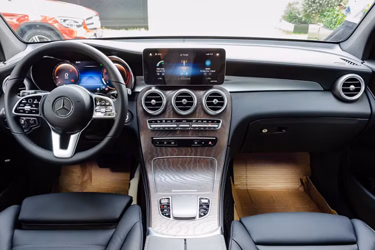 Xe được trang bị vô lăng 3 chấu thiết kế mới với nút cảm ứng và lẫy chuyển số, màn hình giải trí trung tâm kích cỡ 10,25 nay đã có giao diện MBUX mới nhất của hãng xe Đức với hỗ trợ điều khiển giọng nói. Ngoài ra, nội thất xe cũng sang trọng hơn bản GLC 200 nhờ các trang bị nổi bật như bảng đồng hồ dạng kỹ thuật số kích cỡ 12,3 inch, hệ thống âm thanh vòm 13 loa Burmester 590W, sạc không dây chuẩn Qi, ghế da cao cấp và đèn viền trang trí nội thất 64 màu.