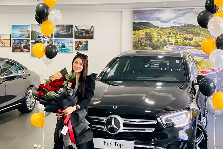 Được biết, chiếc Mercedes-Benz GLC của Thuỷ Top từng sở hữu đầu tiên là phiên bản GLC 250 4Matic. Còn chiếc xe người đẹp này mới nhận bàn giao này là phiên bản nâng cấp giữa vòng đời mang tên gọi Mercedes-Benz GLC 200 4Matic 2020. có một số điểm mới của xe như thiết kế cụm đèn chiếu sáng LED và đèn hậu LED. Ốp cản trước cũng thêm phần hầm hố nhờ các chi tiết hốc gió được thiết kế lại, lưới tản nhiệt cũng được vuốt lại có phần góc cạnh hơn.