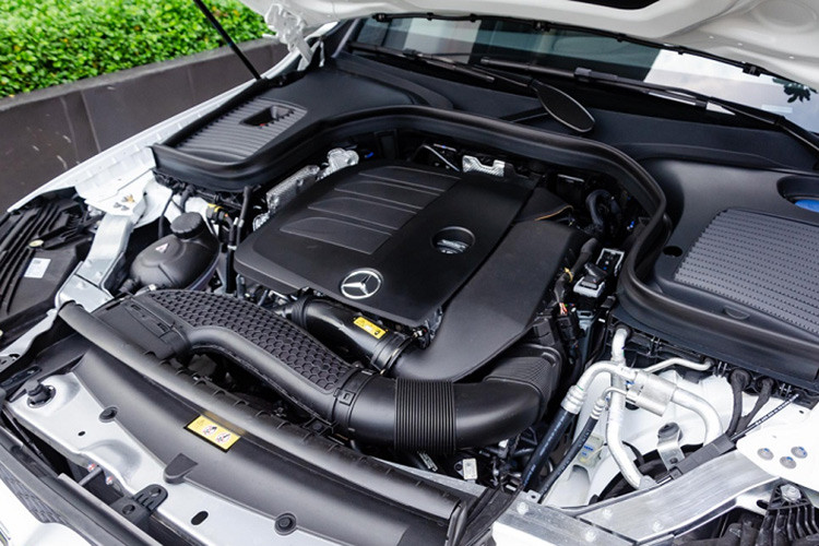 Đáng chú ý ở lần nâng cấp giữa vòng đời này, Mercedes-Benz GLC 200 2020 được trang bị động cơ mới có mã hiệu M264 mạnh mẽ hơn phiên bản cũ. Cụ thể, xe sử dụng loại máy xăng dung tích 2.0 lít cho công suất tối đa 197 mã lực và mô-men xoắn cực đại lên tới 320 Nm. Chiếc SUV hạng sang này vẫn được trang bị hộp số tự động 9 cấp. Về hệ dẫn động, GLC 200 được trang bị loại dẫn động cầu sau còn Mercedes-Benz GLC 200 4Matic 2020 là loại dẫn động 4 bánh.