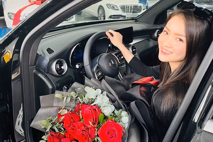 Khác biệt về ngoại thất giữa hai phiên bản Mercedes-Benz GLC 200 và Mercedes-Benz GLC 200 4Matic chủ yếu nằm ở bộ mâm hợp kim. Ở bản tiêu chuẩn là loại 18 inch, 5 chấu kép còn chiếc xe Mercedes-Benz GLC 200 4Matic của Thuỷ Top mua là loại 19 inch, 6 chấu kép.