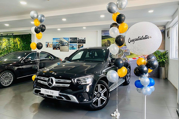 Giá xe Mercedes-Benz GLC 200 4Matic 2020 chính hãng tại Việt Nam đang được chào bán với mức giá 2,039 tỷ đồng. Mức giá của GLC 200 4MATIC mới cạnh tranh hơn các đối thủ ở phân khúc SUV hạng sang cỡ vừa khi Volvo XC60 có giá 2,15 tỷ, Q5 cùng NX được Audi và Lexus bán với