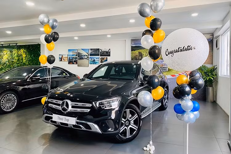 Giá xe Mercedes-Benz GLC 200 4Matic 2020 chính hãng tại Việt Nam đang được chào bán với mức giá 2,039 tỷ đồng. Mức giá của GLC 200 4MATIC mới cạnh tranh hơn các đối thủ ở phân khúc SUV hạng sang cỡ vừa khi Volvo XC60 có giá 2,15 tỷ, Q5 cùng NX được Audi và Lexus bán với