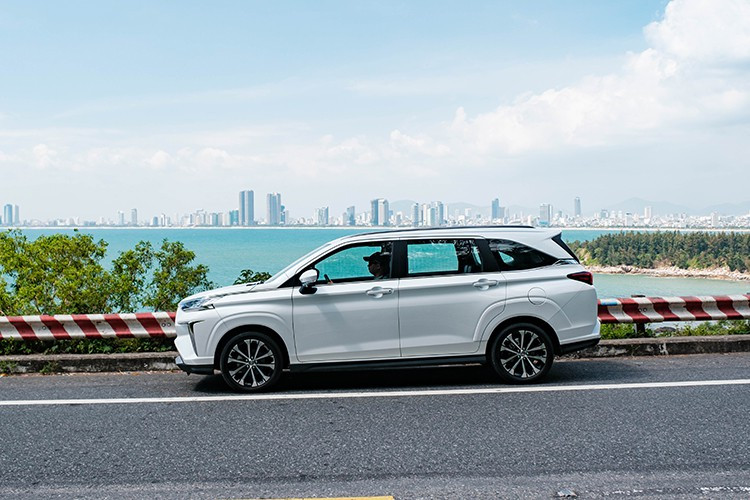 Toyota Veloz Cross tai Viet Nam khan hang, ban phu kien 