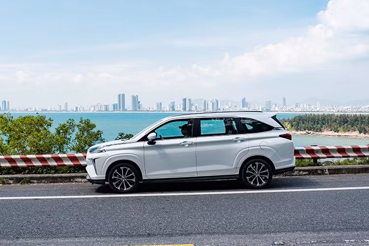 Toyota Veloz Cross tai Viet Nam khan hang, ban phu kien 