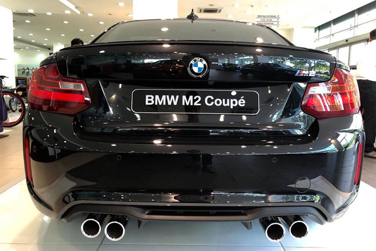 Với chiều dài 4.468mm, rộng 1.854mm và cao 1.410mm, M2 ngắn hơn 202 mm, hẹp hơn 21 mm và thấp hơn 10 mm, chiều dài cơ sở ngắn hơn 117 mm so với "người anh em" BMW M3 của mình. Đuôi xe được thiết kế nhẹ nhàng với cụm đèn hậu sử dụng công nghệ LED, một mang cá nhỏ trên nắp cốp sau mang nhiều ý nghĩa trong thiết kế khí động học. 