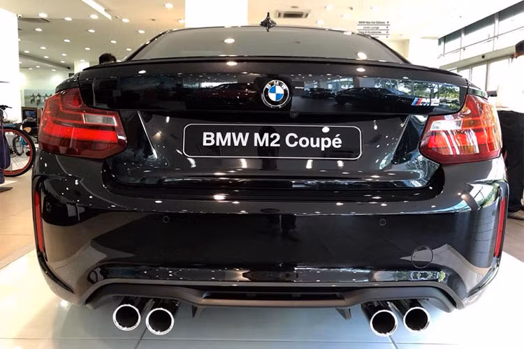 Với chiều dài 4.468mm, rộng 1.854mm và cao 1.410mm, M2 ngắn hơn 202 mm, hẹp hơn 21 mm và thấp hơn 10 mm, chiều dài cơ sở ngắn hơn 117 mm so với "người anh em" BMW M3 của mình. Đuôi xe được thiết kế nhẹ nhàng với cụm đèn hậu sử dụng công nghệ LED, một mang cá nhỏ trên nắp cốp sau mang nhiều ý nghĩa trong thiết kế khí động học. 