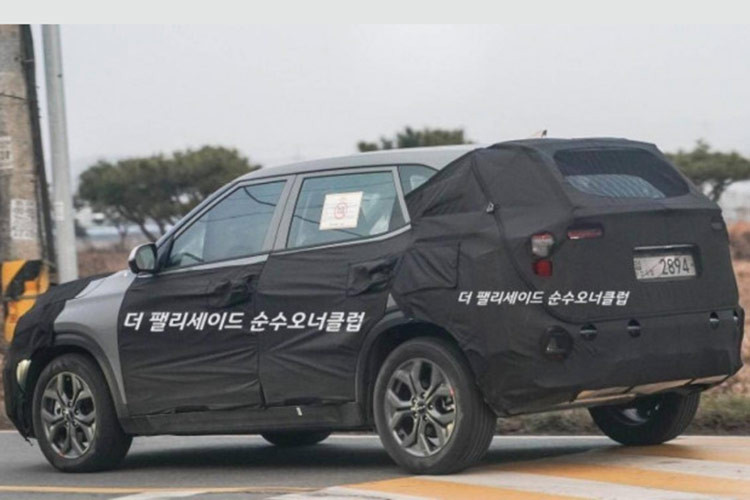 Phần đầu xe nổi bật với lưới tản nhiệt “Mũi hổ” vuông vức, đèn pha hình vuông tích hợp dải đèn LED ban ngày xếp chồng theo chiều dọc – thiết kế đặc trưng trên Telluride. Phần thân xe giữ phong cách mạnh mẽ với tay nắm cửa truyền thống, các tấm ốp cùng màu thân xe và bộ mâm hợp kim cỡ lớn.