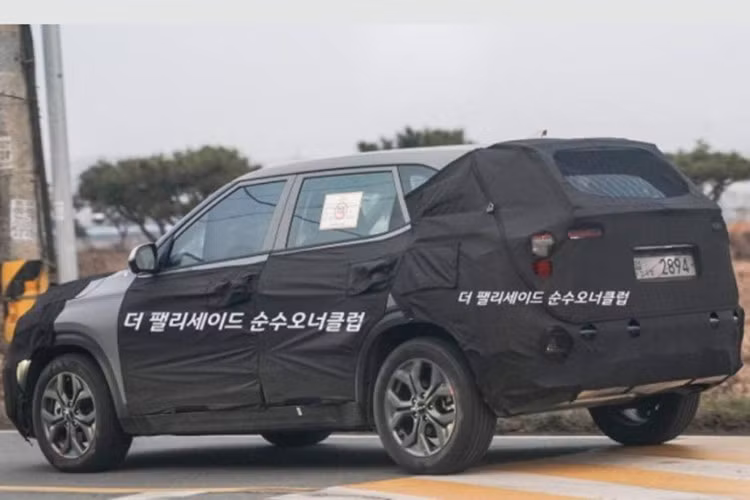 Phần đầu xe nổi bật với lưới tản nhiệt “Mũi hổ” vuông vức, đèn pha hình vuông tích hợp dải đèn LED ban ngày xếp chồng theo chiều dọc – thiết kế đặc trưng trên Telluride. Phần thân xe giữ phong cách mạnh mẽ với tay nắm cửa truyền thống, các tấm ốp cùng màu thân xe và bộ mâm hợp kim cỡ lớn.