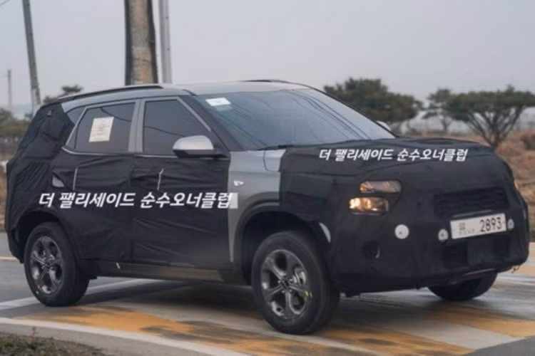 Mặc dù các nguyên mẫu được ngụy trang kỹ lưỡng, thiết kế của xe vẫn cho thấy sự ảnh hưởng rõ rệt từ mẫu SUV cao cấp Kia Telluride. Hình ảnh phác họa từ NYMammoth mô tả, mẫu xe SUV Kia Seltos 2025 với ngoại hình khỏe khoắn hơn.