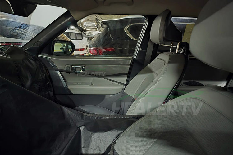 Bên cạnh đó, xe được trang bị thanh ray giá nóc và cửa sổ trời hiện đại. Ở phía sau, cụm đèn hậu LED thẳng đứng tạo điểm nhấn khác biệt, mang đến vẻ ngoài cao cấp hơn cho dòng SUV cỡ nhỏ này. Theo phân tích, xe sẽ được lấy cảm hứng từ mẫu SUV cỡ nhỏ mới ra mắt là Kia Syros.