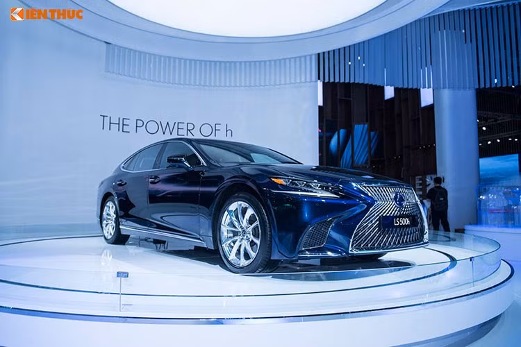 Đối với mẫu xe Lexus LS500h L-aniline phiên bản 5 chỗ ngồi, số tự động multi-stage 10 cấp, động cơ xăng điện, dung tích 3.456 cc, ghế da semi-aniline, ốp trang trí cửa bằng gỗ có giá 7,59 tỷ đồng. 