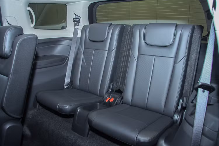 Xe được trang bị 7 ghế ngồi, ghế lái chỉnh điện 6 hướng, vô-lăng cũng được bọc da đồng thời tích hợp những nút bấm tiện ích như điều chỉnh âm thanh, đàm thoại rảnh tay, cruise control mới... Những trang bị tiện ích khác bao gồm; hệ thống khởi động thông minh, tích hợp chống trộm, màn hình giải trí cảm ứng DVD 7" inch tích hợp Apple CarPlay, Android Auto và thiết bị dẫn đường GPS,...