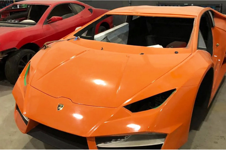 Mới đây, lực lượng cảnh sát địa phương tại Santa Catarina, Brazil vừa đóng cửa một nhà máy bí mật ở thành phố Itajaí, cơ sở này bị cáo buộc đang lắp ráp những chiếc siêu xe hàng rởm, bao gồm hai thương hiệu đình đám là Ferrari và Lamborghini nhưng lại giống y hệt xe thật.