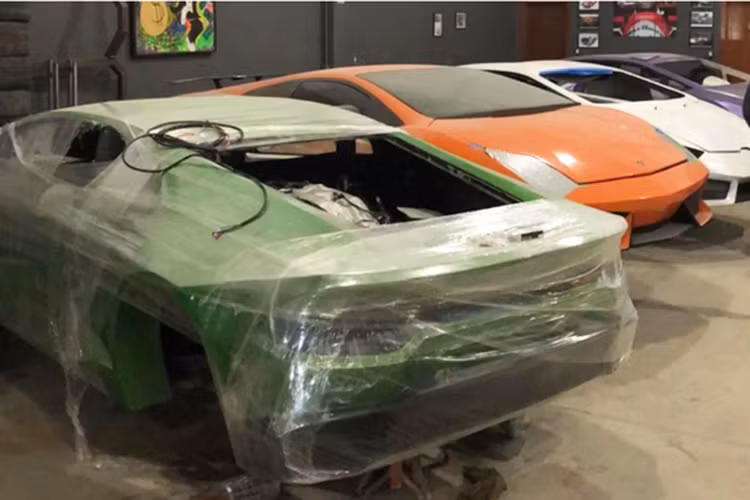 Bên trong xưởng này là 8 siêu xe chưa hoàn thành, các công cụ, khuôn để sản xuất và làm giả các bộ phận như ghế xe, logo hãng. Hai người đàn ông đã bị bắt tại hiện trường và có quan hệ cha con. Theo cảnh sát, các nghi phạm cho biết, những chiếc xe này là nguyên mẫu hợp pháp. Tuy nhiên, họ sẽ bị buộc tội vi phạm quyền sở hữu công nghiệp.