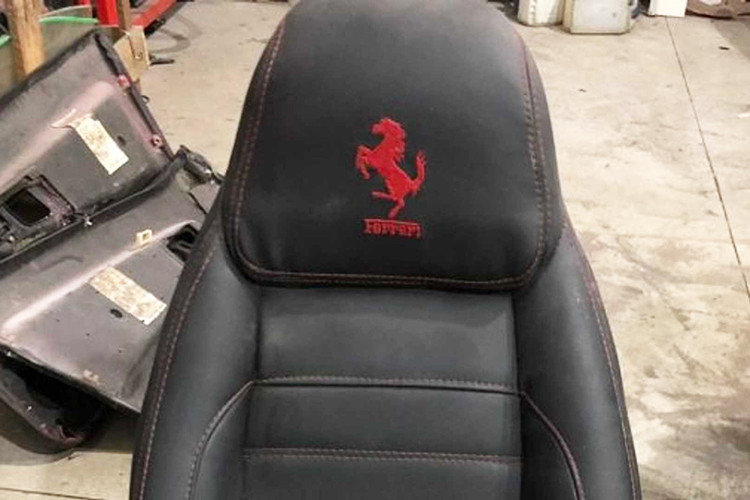 Các sĩ quan địa phương không tiết lộ hai cha con đã dùng những loại máy móc nào để tạo ra siêu xe giả. Tuy nhiên, qua những bức ảnh được chụp bởi AP có thể thấy nó được làm "nhái" khá tinh vi so với hàng thật.