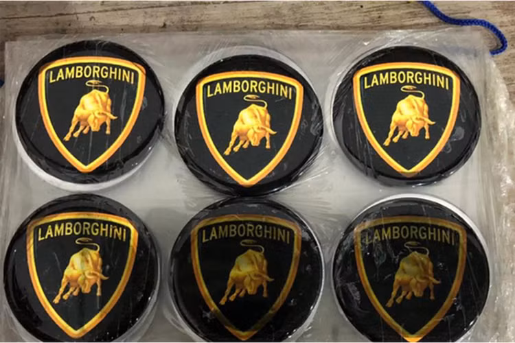 Cảnh sát không tiết lộ chi tiết về các bộ phận được sử dụng để lắp ráp xe nhái. Theo hình ảnh do cảnh sát cung cấp, xe nhái có phần thân khá bóng bẩy, đi kèm với huy hiệu và phụ kiện có in hình các thương hiệu xe Ý.