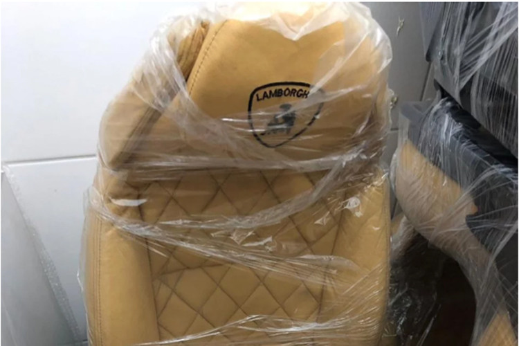 Có thể thấy các siêu xe đang trong giai đoạn hoàn thiện, những mẫu xe sở hữu lớp sơn bóng bẩy, các ghế ngồi có thêu logo của hãng và số lượng lớn logo Lamborghini được thiết kế thủ công y như thật.