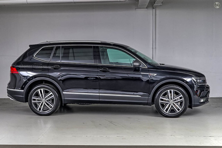 Mẫu xe Tiguan Allspace mới sở hữu bộ khung xe liền khối với thiết kế kết cấu thép chịu lực đặc trưng của các dòng xe Đức, cho mức độ an toàn bảo vệ hành khách gần như hoàn hảo khi có va chạm. Lưới tản nhiệt thiết kế mạnh mẽ cùng với hệ thống đèn pha và logo Volkswagen (VW) lớn. Sự góc cạnh được thể hiện thêm qua các đường cong và gân dập nổi hai bên thân xe cho cấu tạo khí động học được tối ưu nhất.