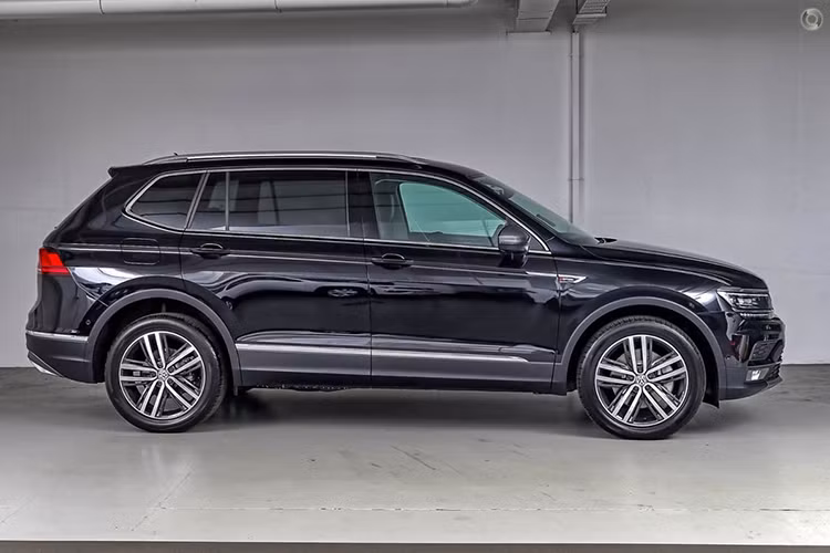 Mẫu xe Tiguan Allspace mới sở hữu bộ khung xe liền khối với thiết kế kết cấu thép chịu lực đặc trưng của các dòng xe Đức, cho mức độ an toàn bảo vệ hành khách gần như hoàn hảo khi có va chạm. Lưới tản nhiệt thiết kế mạnh mẽ cùng với hệ thống đèn pha và logo Volkswagen (VW) lớn. Sự góc cạnh được thể hiện thêm qua các đường cong và gân dập nổi hai bên thân xe cho cấu tạo khí động học được tối ưu nhất.