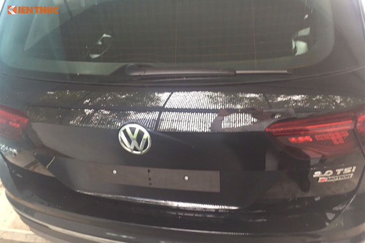 Hệ thống chiếu sáng của xe ấn tượng với cụm đèn pha LED và đèn sương mù chủ động điều chỉnh khoảng chiếu sáng khi vào cua hay rẽ..., cụm đèn sau LED có độ chiếu sáng tương phản cao. Đuôi xe thể thao và tinh tế với hệ thống ống xả kép ở hai bên và dấu ấn “all space” mạ crôm in nổi.