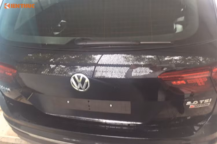 Hệ thống chiếu sáng của xe ấn tượng với cụm đèn pha LED và đèn sương mù chủ động điều chỉnh khoảng chiếu sáng khi vào cua hay rẽ..., cụm đèn sau LED có độ chiếu sáng tương phản cao. Đuôi xe thể thao và tinh tế với hệ thống ống xả kép ở hai bên và dấu ấn “all space” mạ crôm in nổi.