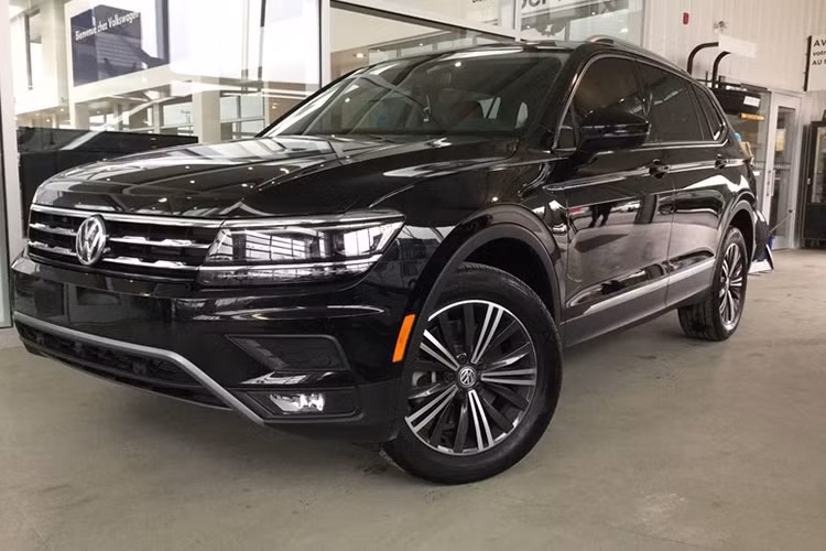 Xe được lắp hệ thống dẫn động 4 bánh toàn thời gian 4Motion cùng trang bị an toàn tiêu chuẩn như ABS, BA, ASR, ESC, Auto-Hold, ECO Start-Stop… Tại thị trường Malaysia, giá Volkswagen Tiguan Allspace khởi điểm từ 149.000 Ringgit (tương đương 763 triệu đồng). Về Việt Nam xe có giá bán ra chính hãng là 1,699 tỷ đồng (đã bao gồm VAT).