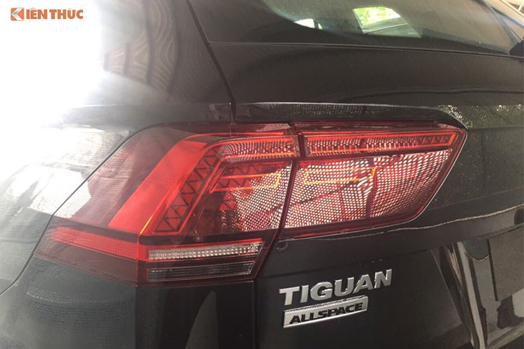 Thân xe với các đường vuốt nhẹ nhàng đầy cá tính, mọt đường kẻ chỉ kim loại sáng bóng cũng xuất hiên bao quanh thân xe. Tiguan Allspace sở hữu bộ mâm đúc hợp kim nhôm 19-inch 5 chấu “Victoria Falls” thiết kế đồng điệu với phần thân xe kéo dài với hốc bánh xe đầy mạnh mẽ.