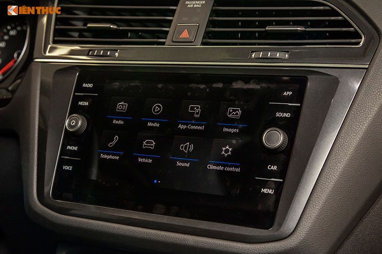 Volkswagen Tiguan Allspace 7 chỗ được trang bị nhiều công nghệ tiên tiến theo tiêu chuẩn xe Đức gồm: Động cơ 2.0L 4 xi lanh tăng áp TSI sản sinh công suất 180 mã lực tại 3,940 – 6,000 vòng/phút cùng mô men xoắn đạt 320Nm/1.500 – 3.940 vòng/phút. Tiêu thụ trung bình 7.8 lít xăng/100km ở điều kiện tiêu chuẩn. Hộp số tự động DSG ly hợp kép 7 cấp.